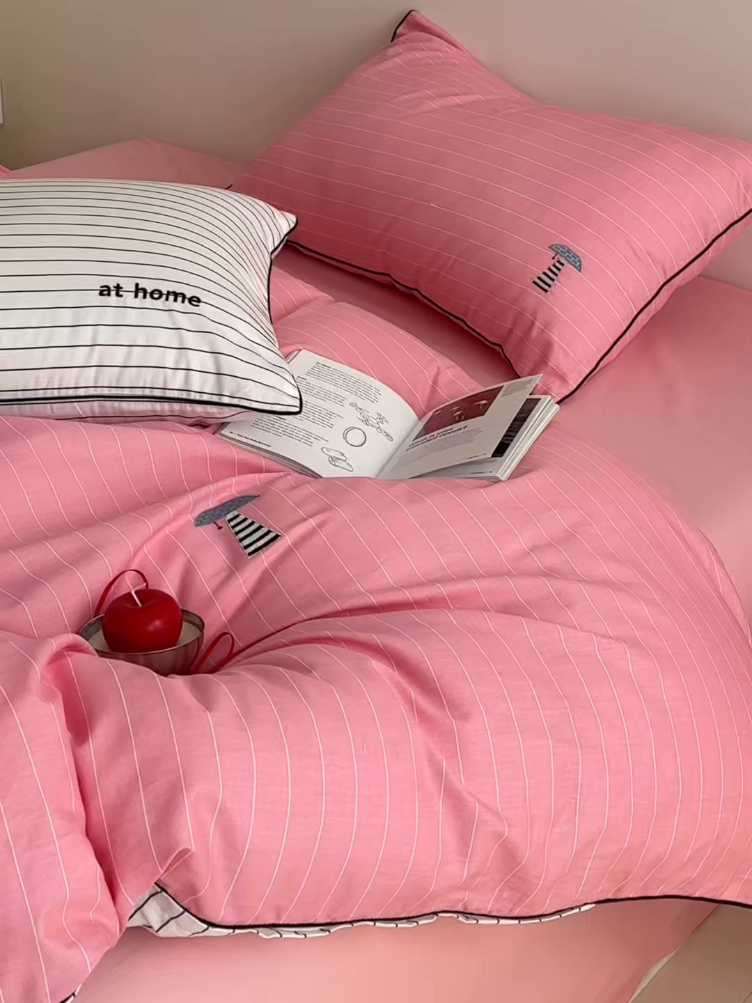 91家纺网 家纺一手货源 找家纺 （总）蓝邻家纺 2026新款全棉纯棉40s“at hone”绣花四件套系列