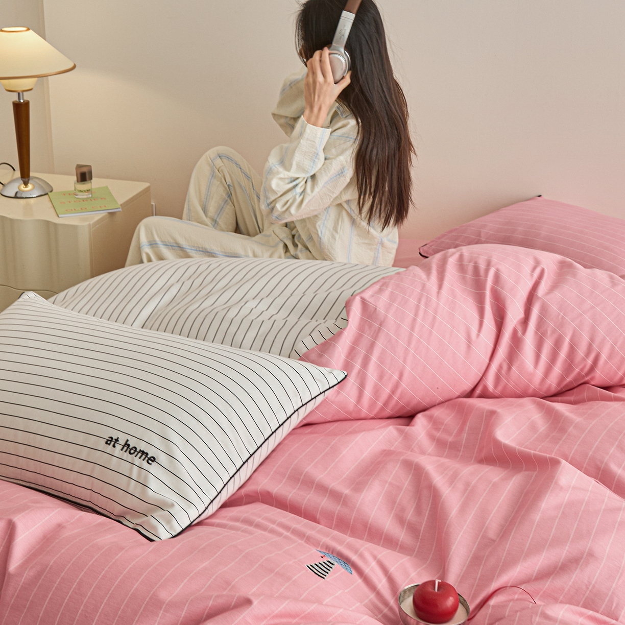 91家纺网 家纺一手货源 找家纺 （总）蓝邻家纺 2026新款全棉纯棉40s“at hone”绣花四件套系列