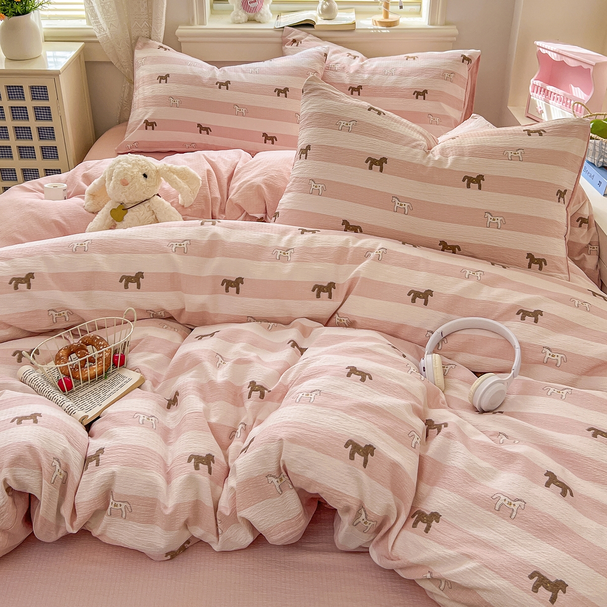 91家纺网 家纺一手货源 找家纺 金梦拉家纺 2026春夏新款云感双层纱皱皱纱系列四件套 宝莉粉