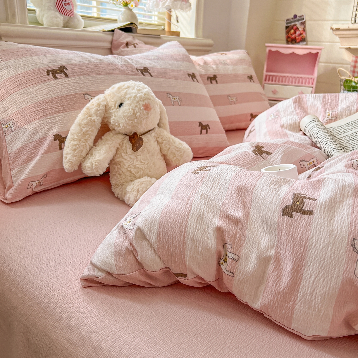 91家纺网 家纺一手货源 找家纺 金梦拉家纺 2026春夏新款云感双层纱皱皱纱系列四件套 宝莉粉