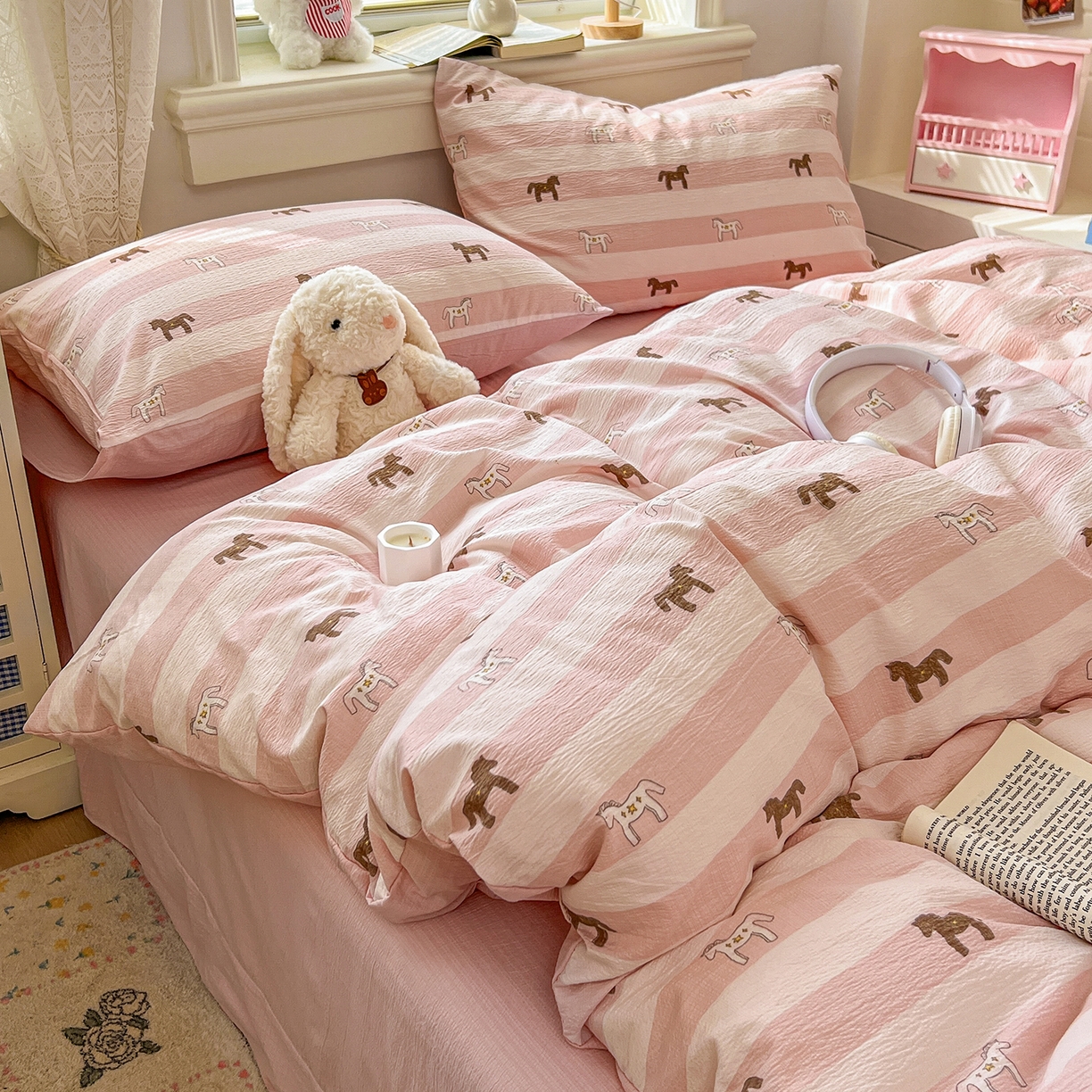 91家纺网 家纺一手货源 找家纺 金梦拉家纺 2026春夏新款云感双层纱皱皱纱系列四件套 宝莉粉