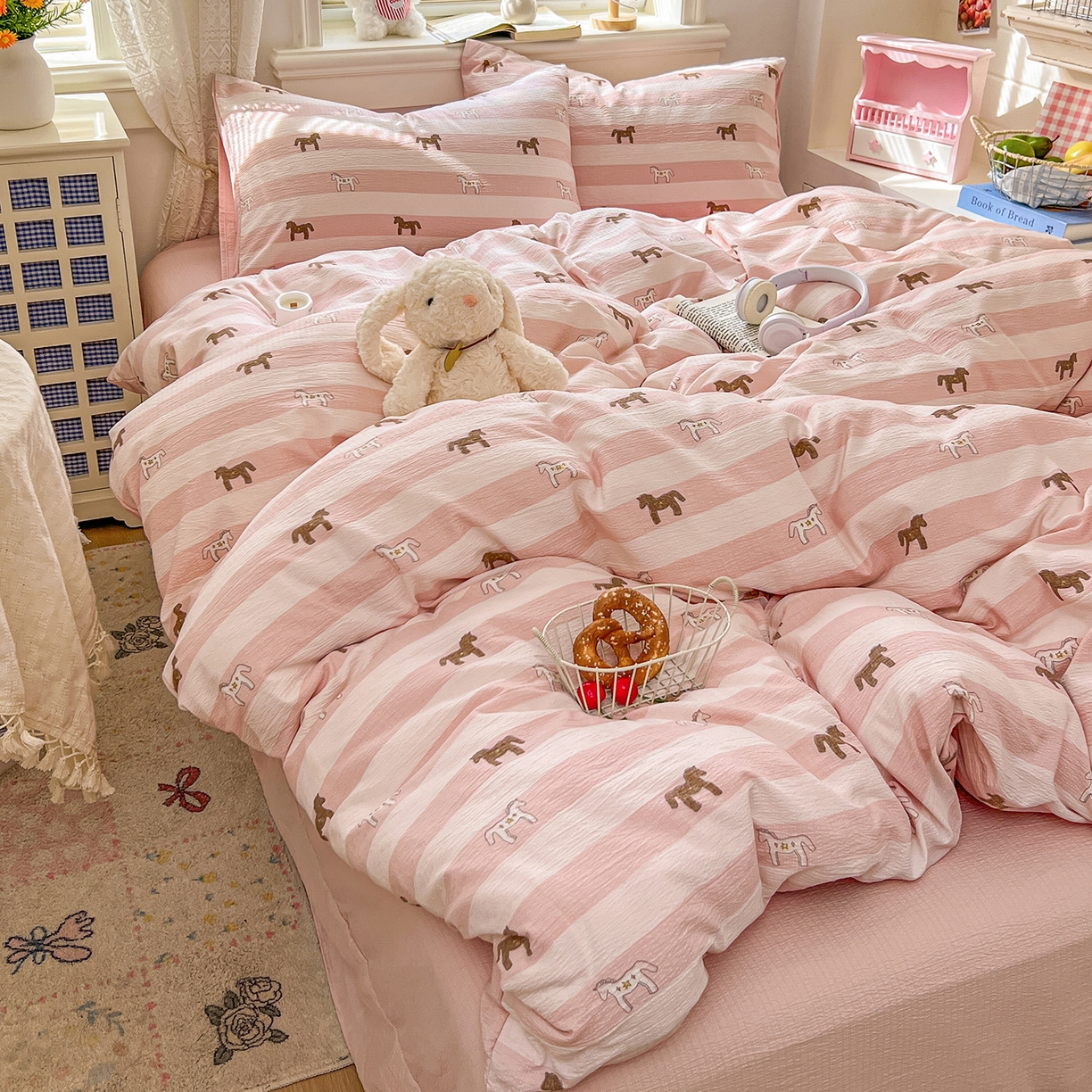 91家纺网 家纺一手货源 找家纺 金梦拉家纺 2026春夏新款云感双层纱皱皱纱系列四件套 宝莉粉