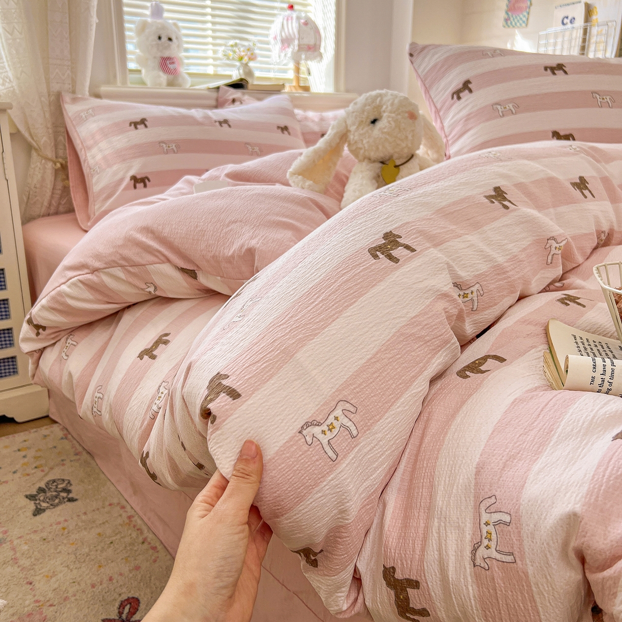 91家纺网 家纺一手货源 找家纺 金梦拉家纺 2026春夏新款云感双层纱皱皱纱系列四件套 宝莉粉