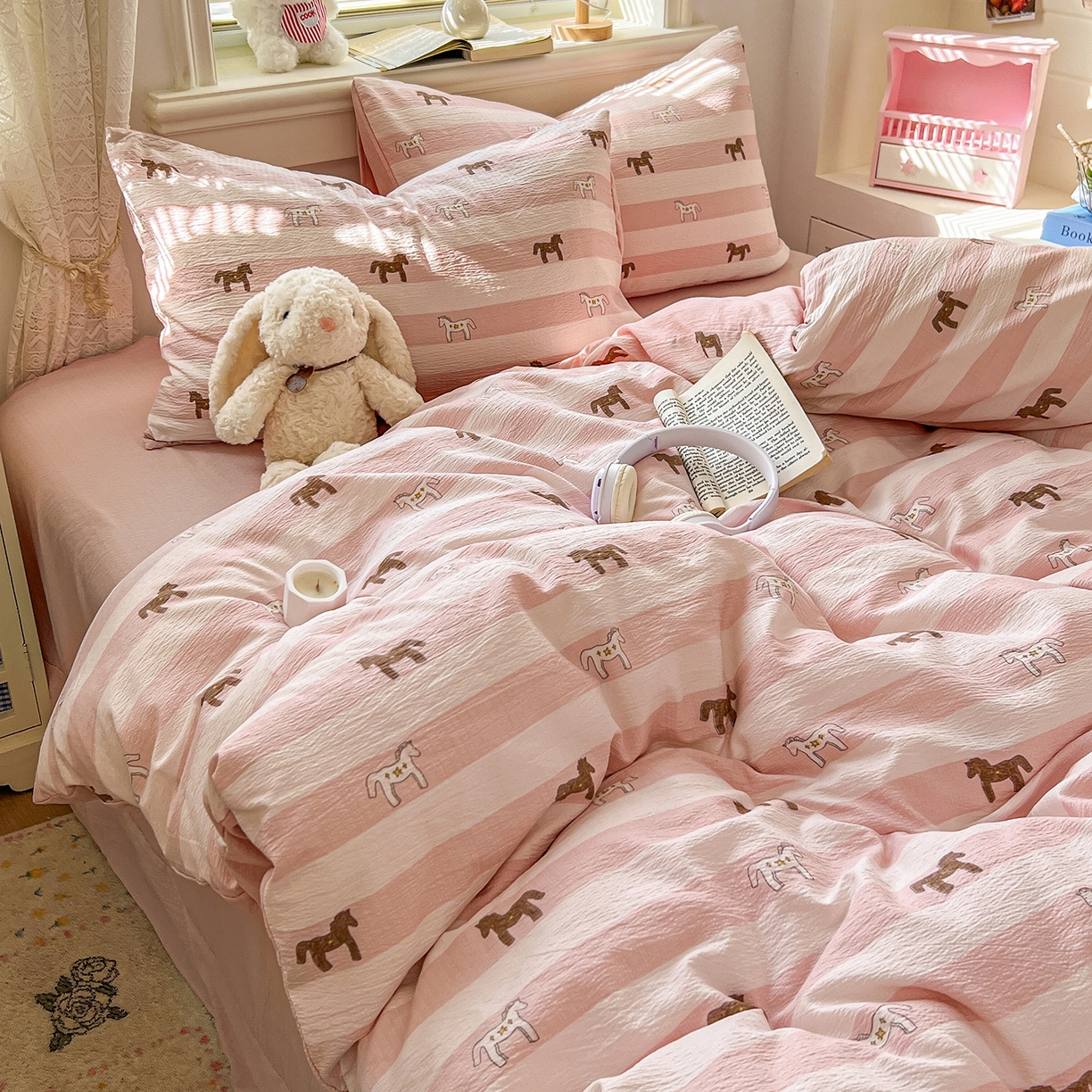 91家纺网 家纺一手货源 找家纺 金梦拉家纺 2026春夏新款云感双层纱皱皱纱系列四件套 宝莉粉