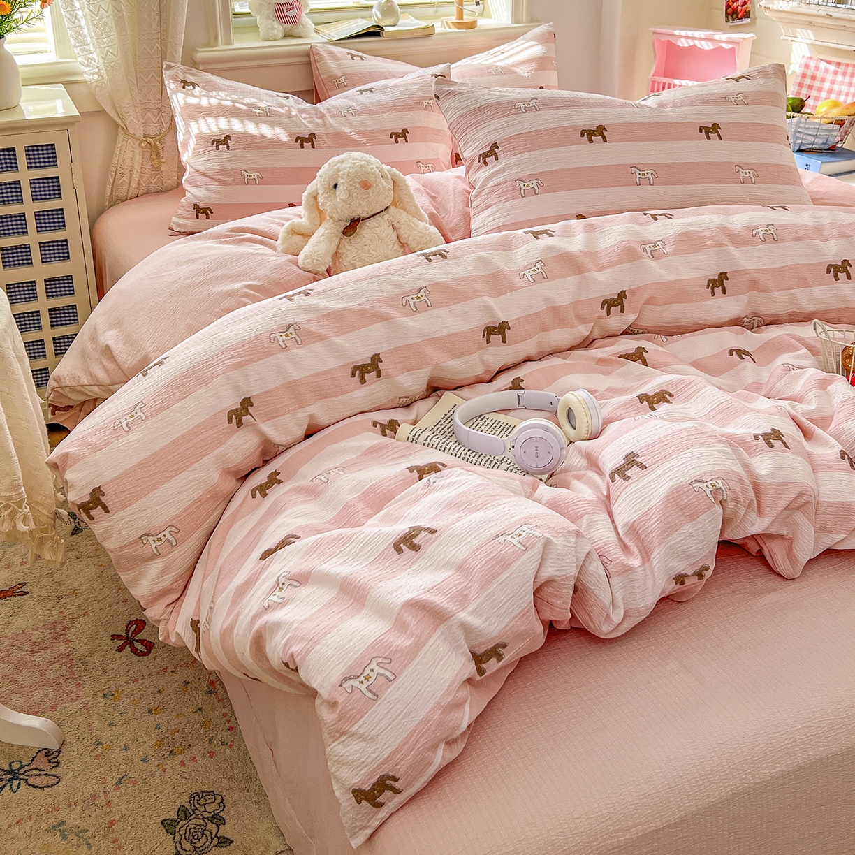 91家纺网 家纺一手货源 找家纺 金梦拉家纺 2026春夏新款云感双层纱皱皱纱系列四件套 宝莉粉