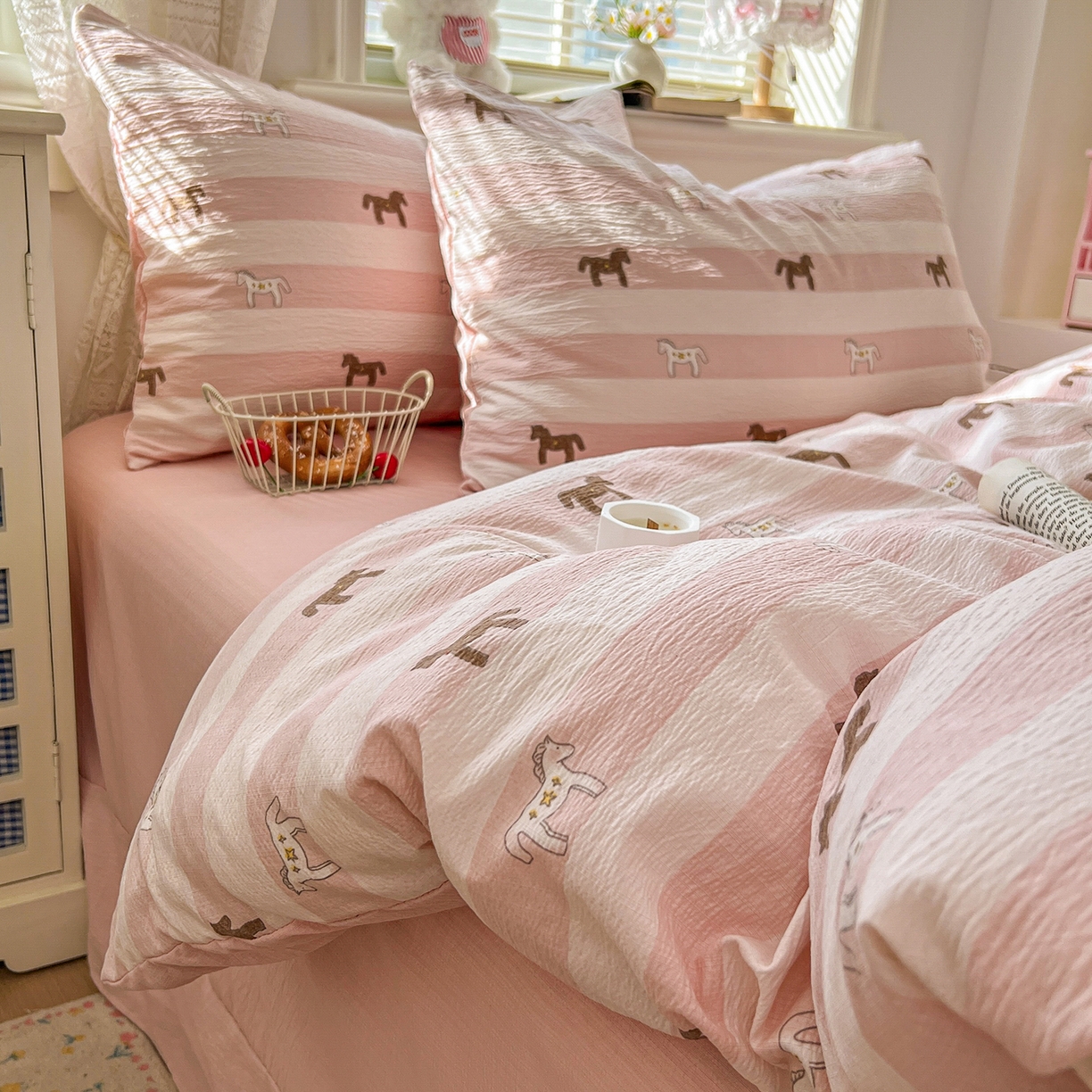 91家纺网 家纺一手货源 找家纺 金梦拉家纺 2026春夏新款云感双层纱皱皱纱系列四件套 宝莉粉