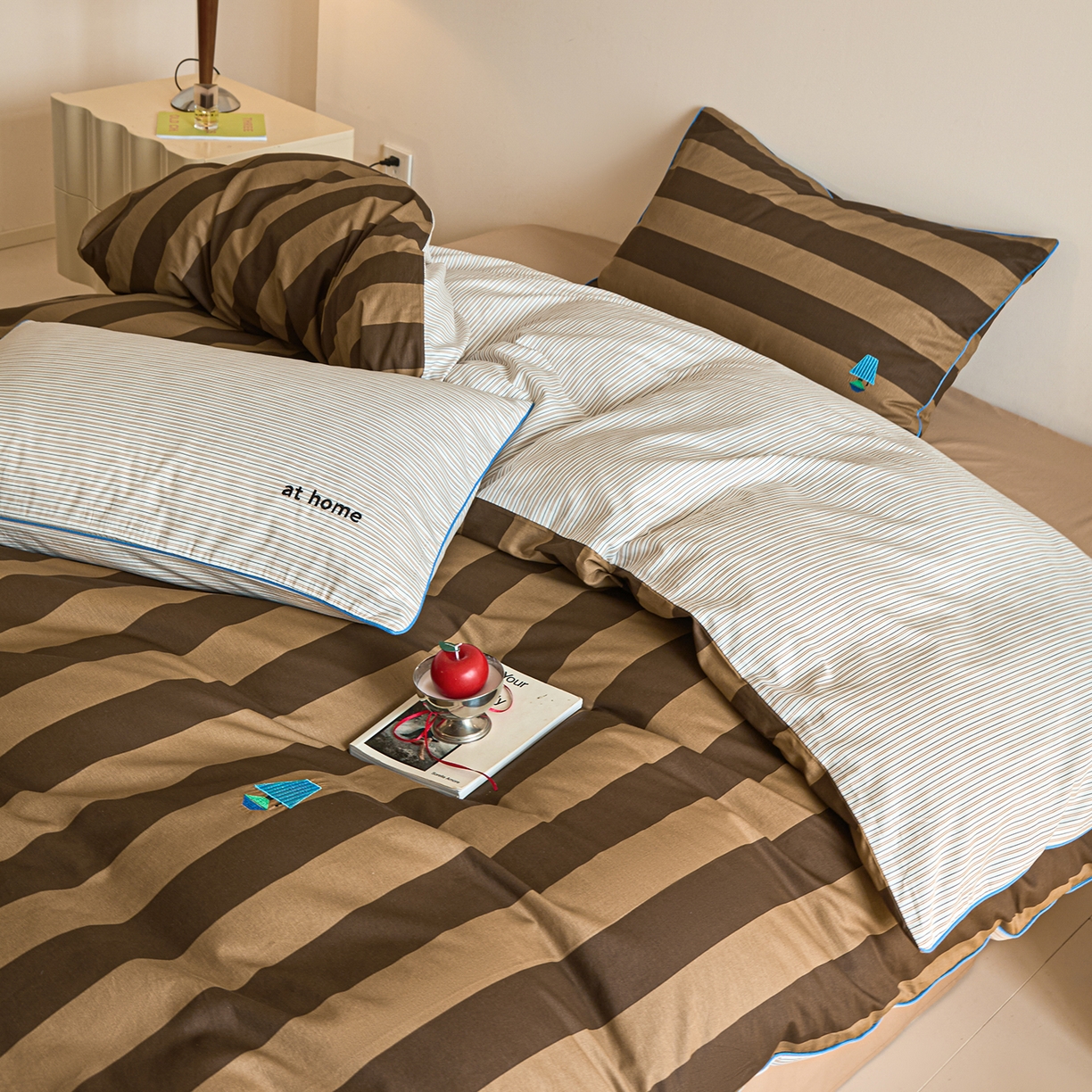 91家纺网 家纺一手货源 找家纺 （总）蓝邻家纺 2026新款全棉纯棉40s“at hone”绣花四件套系列