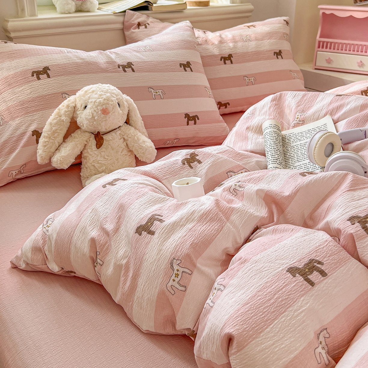 91家纺网 家纺一手货源 找家纺 金梦拉家纺 2026春夏新款云感双层纱皱皱纱系列四件套 宝莉粉