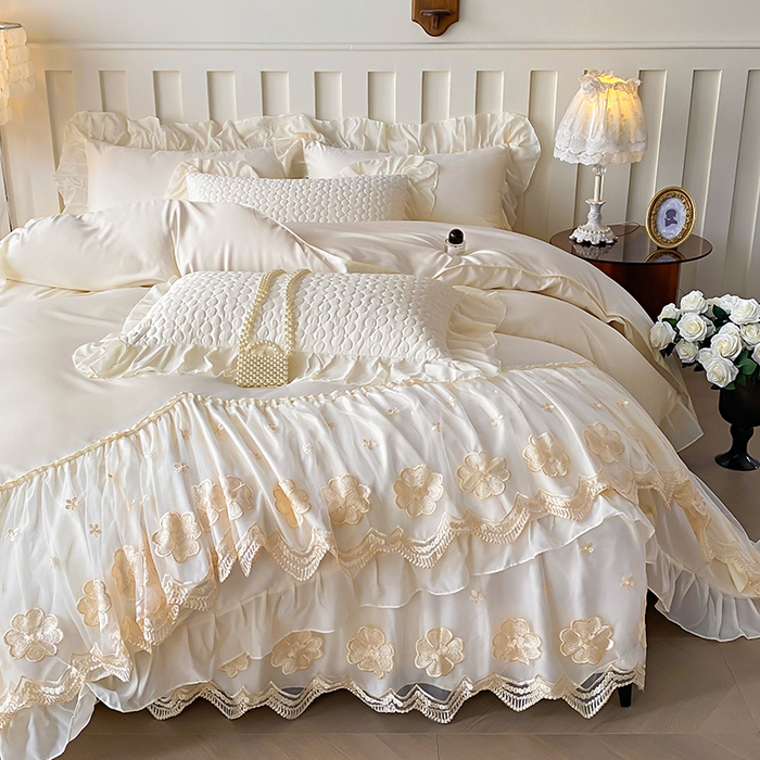 91家纺网 家纺一手货源 找家纺 花香四季家纺 2026新款法式天丝棉蕾丝雪纺仙女风夹棉床裙款四件套 赫本-米白色