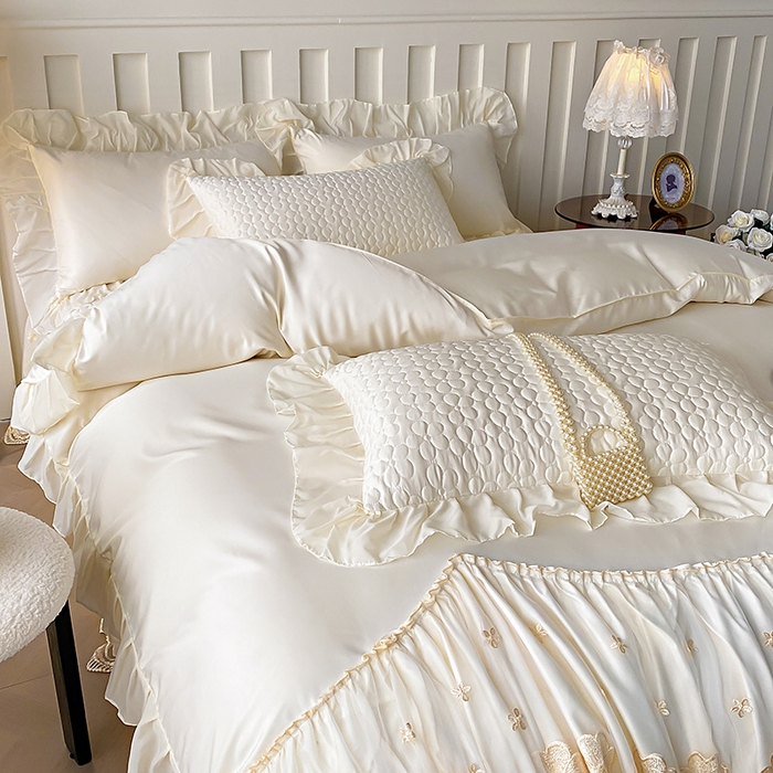 91家纺网 家纺一手货源 找家纺 花香四季家纺 2026新款法式天丝棉蕾丝雪纺仙女风夹棉床裙款四件套 赫本-米白色