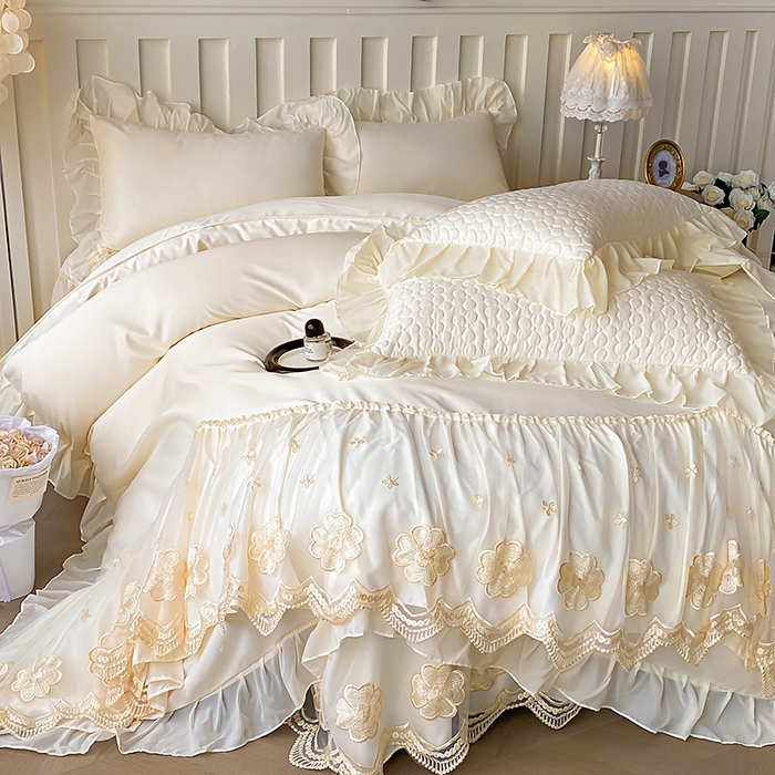 91家纺网 家纺一手货源 找家纺 花香四季家纺 2026新款法式天丝棉蕾丝雪纺仙女风夹棉床裙款四件套 赫本-米白色