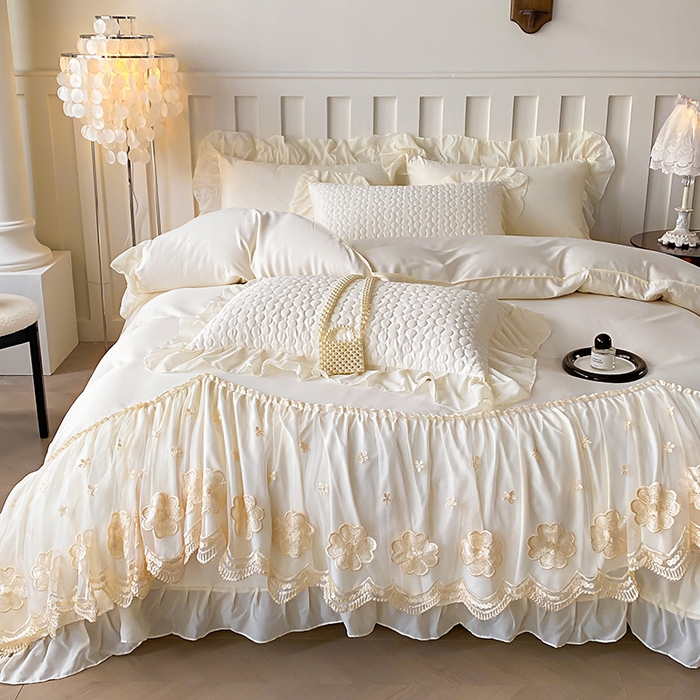 91家纺网 家纺一手货源 找家纺 花香四季家纺 2026新款法式天丝棉蕾丝雪纺仙女风夹棉床裙款四件套 赫本-米白色