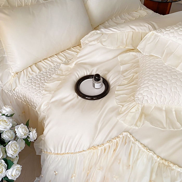 91家纺网 家纺一手货源 找家纺 花香四季家纺 2026新款法式天丝棉蕾丝雪纺仙女风夹棉床裙款四件套 赫本-米白色