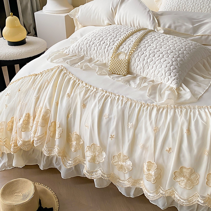 91家纺网 家纺一手货源 找家纺 花香四季家纺 2026新款法式天丝棉蕾丝雪纺仙女风夹棉床裙款四件套 赫本-米白色