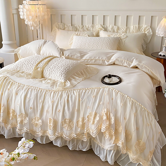 91家纺网 家纺一手货源 找家纺 花香四季家纺 2026新款法式天丝棉蕾丝雪纺仙女风夹棉床裙款四件套 赫本-米白色