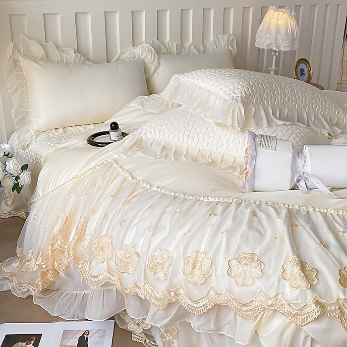 91家纺网 家纺一手货源 找家纺 花香四季家纺 2026新款法式天丝棉蕾丝雪纺仙女风夹棉床裙款四件套 赫本-米白色