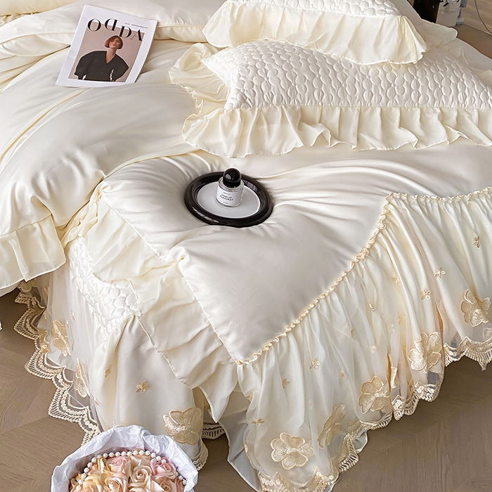 91家纺网 家纺一手货源 找家纺 花香四季家纺 2026新款法式天丝棉蕾丝雪纺仙女风夹棉床裙款四件套 赫本-米白色