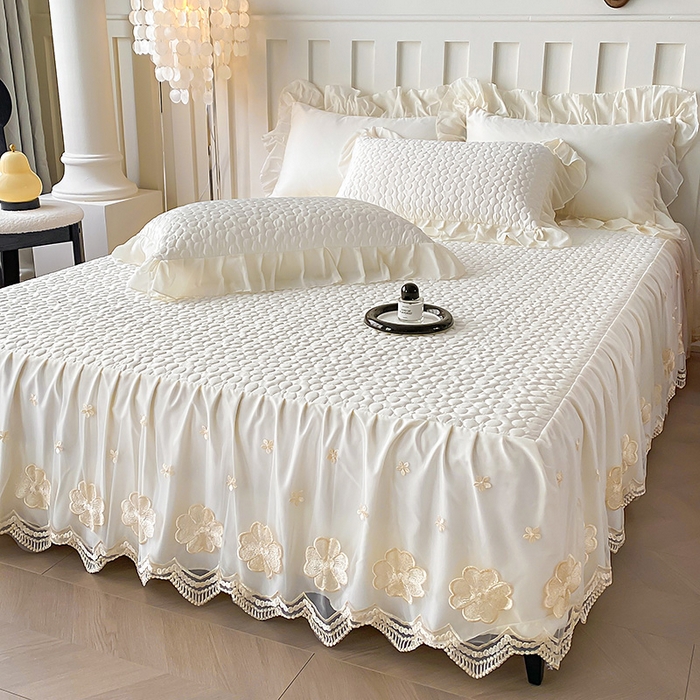 91家纺网 家纺一手货源 找家纺 花香四季家纺 2026新款法式天丝棉蕾丝雪纺仙女风夹棉床裙款四件套 赫本-米白色