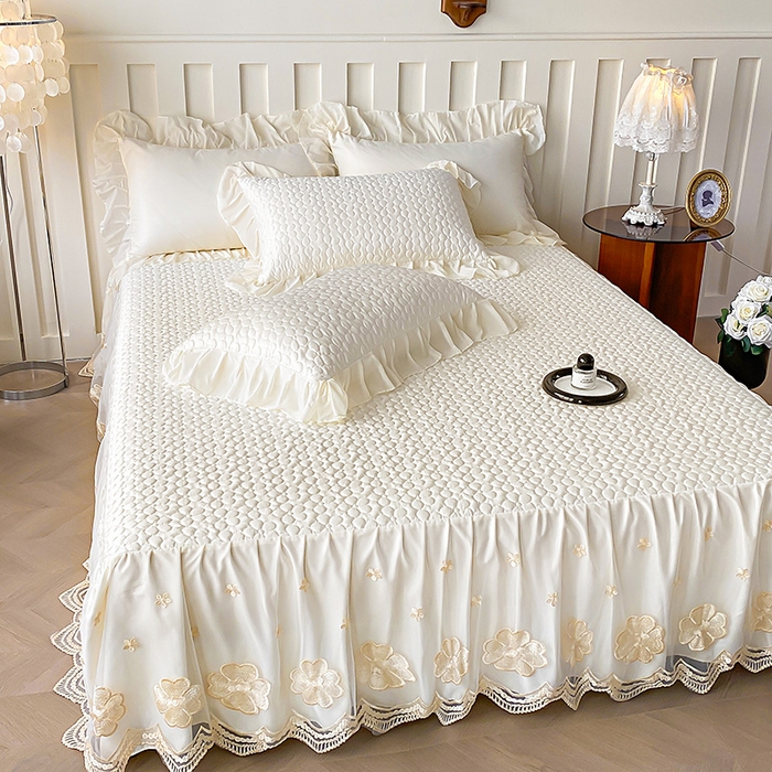 91家纺网 家纺一手货源 找家纺 花香四季家纺 2026新款法式天丝棉蕾丝雪纺仙女风夹棉床裙款四件套 赫本-米白色