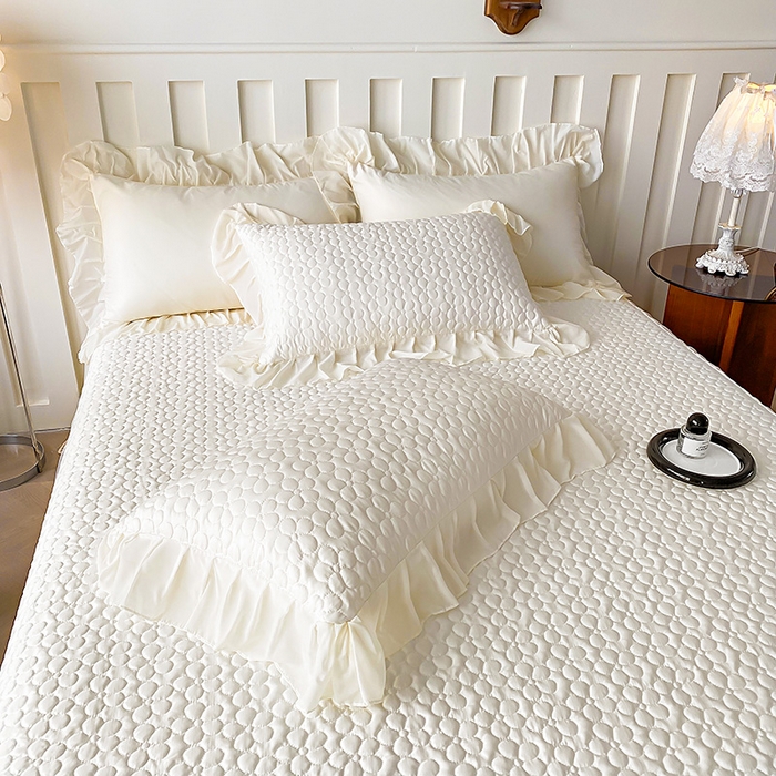 91家纺网 家纺一手货源 找家纺 花香四季家纺 2026新款法式天丝棉蕾丝雪纺仙女风夹棉床裙款四件套 赫本-米白色