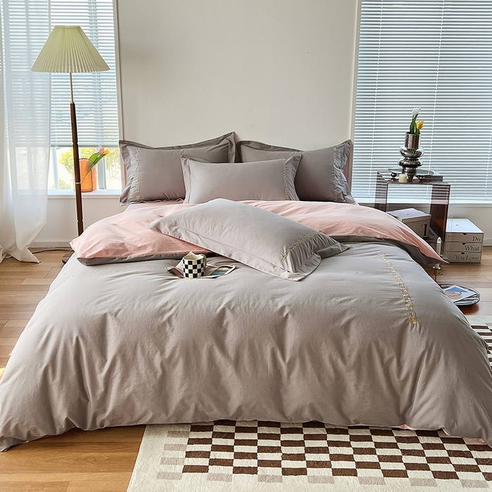 91家纺网 家纺一手货源 找家纺 拼社家纺 2026新款A类色织全棉水洗棉四件套纯棉四件套刺绣床上用品-漫系列 迷雾灰+玫瑰粉