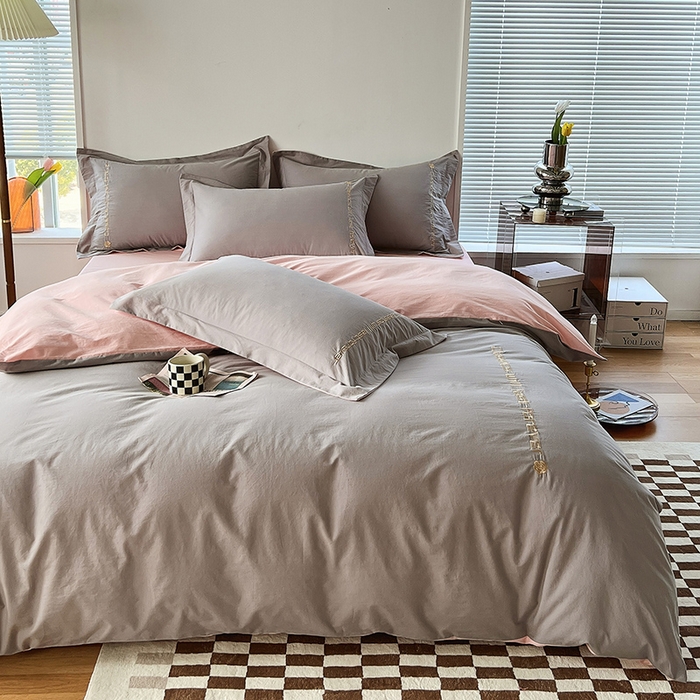 91家纺网 家纺一手货源 找家纺 拼社家纺 2026新款A类色织全棉水洗棉四件套纯棉四件套刺绣床上用品-漫系列 迷雾灰+玫瑰粉