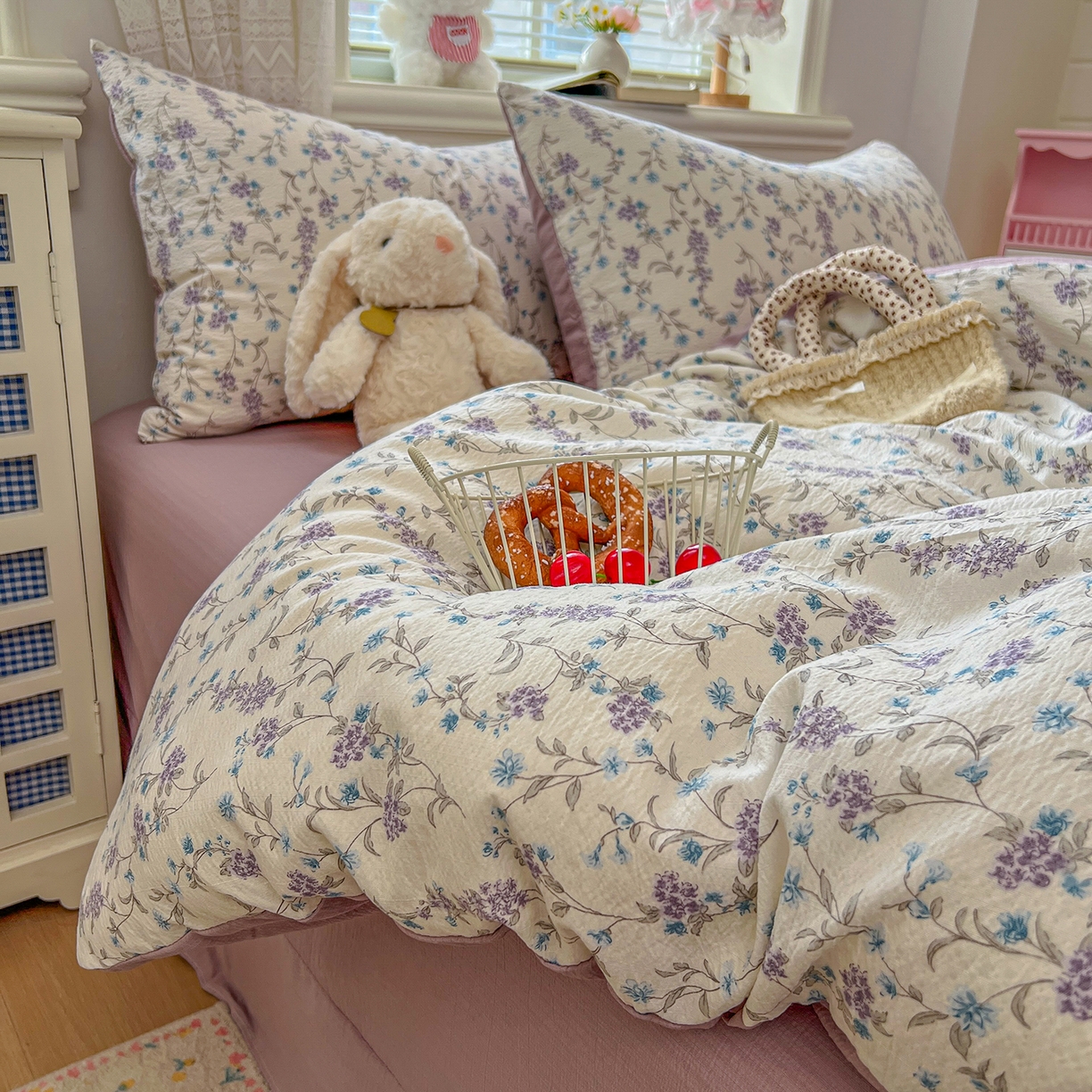 91家纺网 家纺一手货源 找家纺 金梦拉家纺 2026春夏新款云感双层纱皱皱纱系列四件套 春日铃兰