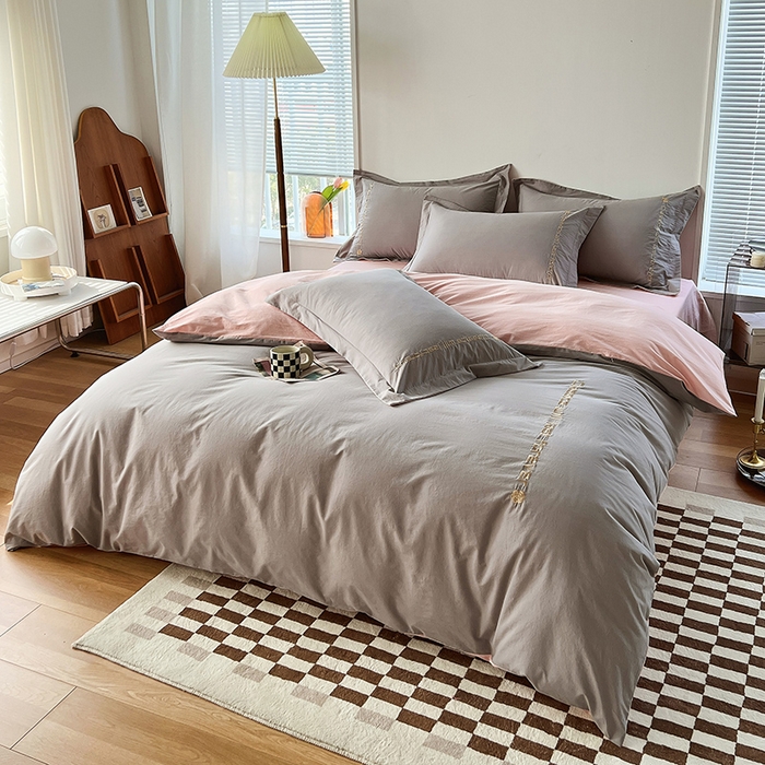 91家纺网 家纺一手货源 找家纺 拼社家纺 2026新款A类色织全棉水洗棉四件套纯棉四件套刺绣床上用品-漫系列 迷雾灰+玫瑰粉