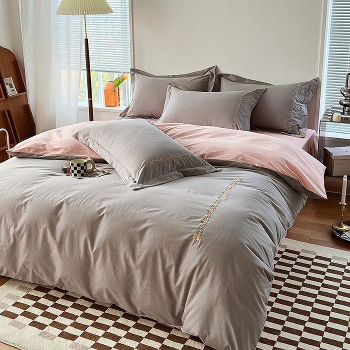 91家纺网 家纺一手货源 找家纺 拼社家纺 2026新款A类色织全棉水洗棉四件套纯棉四件套刺绣床上用品-漫系列 迷雾灰+玫瑰粉