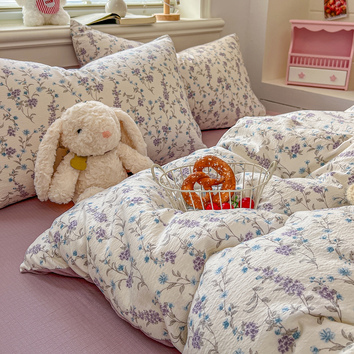 91家纺网 家纺一手货源 找家纺 金梦拉家纺 2026春夏新款云感双层纱皱皱纱系列四件套 春日铃兰