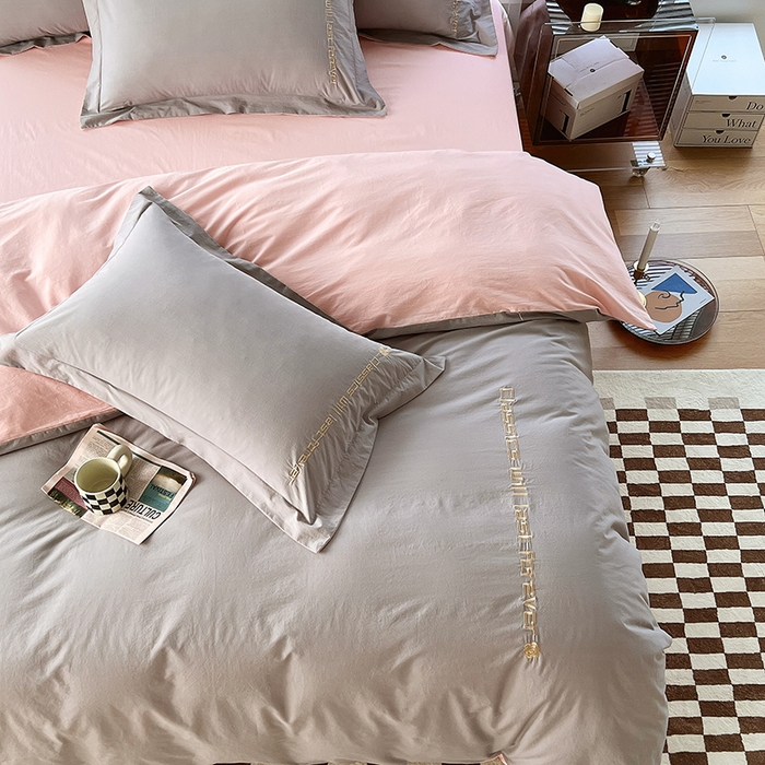 91家纺网 家纺一手货源 找家纺 拼社家纺 2026新款A类色织全棉水洗棉四件套纯棉四件套刺绣床上用品-漫系列 迷雾灰+玫瑰粉