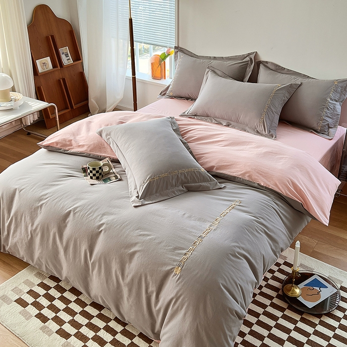 91家纺网 家纺一手货源 找家纺 拼社家纺 2026新款A类色织全棉水洗棉四件套纯棉四件套刺绣床上用品-漫系列 迷雾灰+玫瑰粉