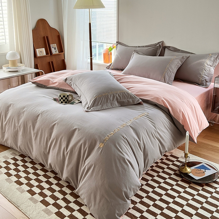 91家纺网 家纺一手货源 找家纺 拼社家纺 2026新款A类色织全棉水洗棉四件套纯棉四件套刺绣床上用品-漫系列 迷雾灰+玫瑰粉