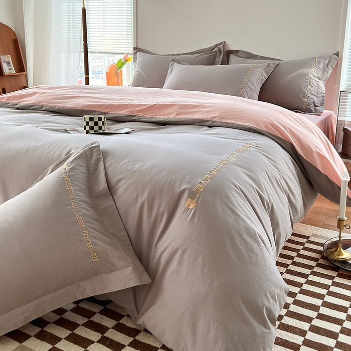 91家纺网 家纺一手货源 找家纺 拼社家纺 2026新款A类色织全棉水洗棉四件套纯棉四件套刺绣床上用品-漫系列 迷雾灰+玫瑰粉