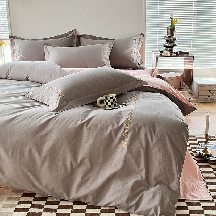 91家纺网 家纺一手货源 找家纺 拼社家纺 2026新款A类色织全棉水洗棉四件套纯棉四件套刺绣床上用品-漫系列 迷雾灰+玫瑰粉