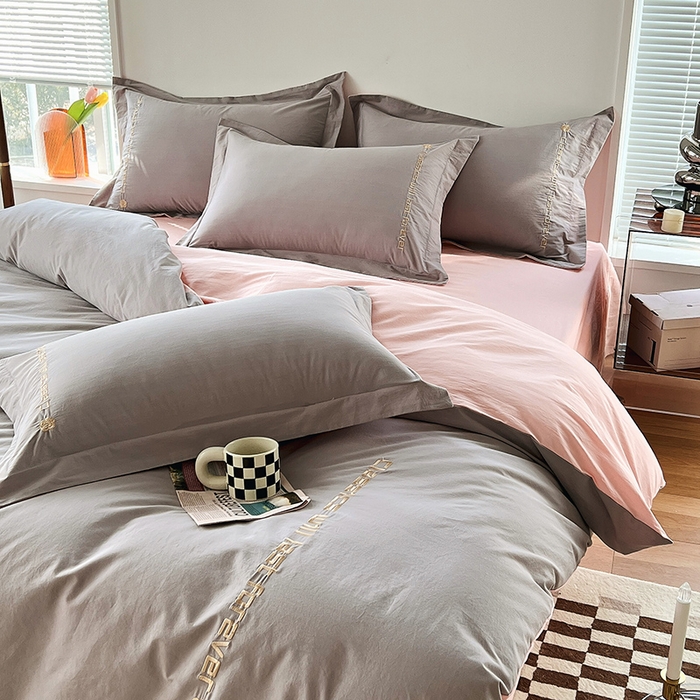 91家纺网 家纺一手货源 找家纺 拼社家纺 2026新款A类色织全棉水洗棉四件套纯棉四件套刺绣床上用品-漫系列 迷雾灰+玫瑰粉