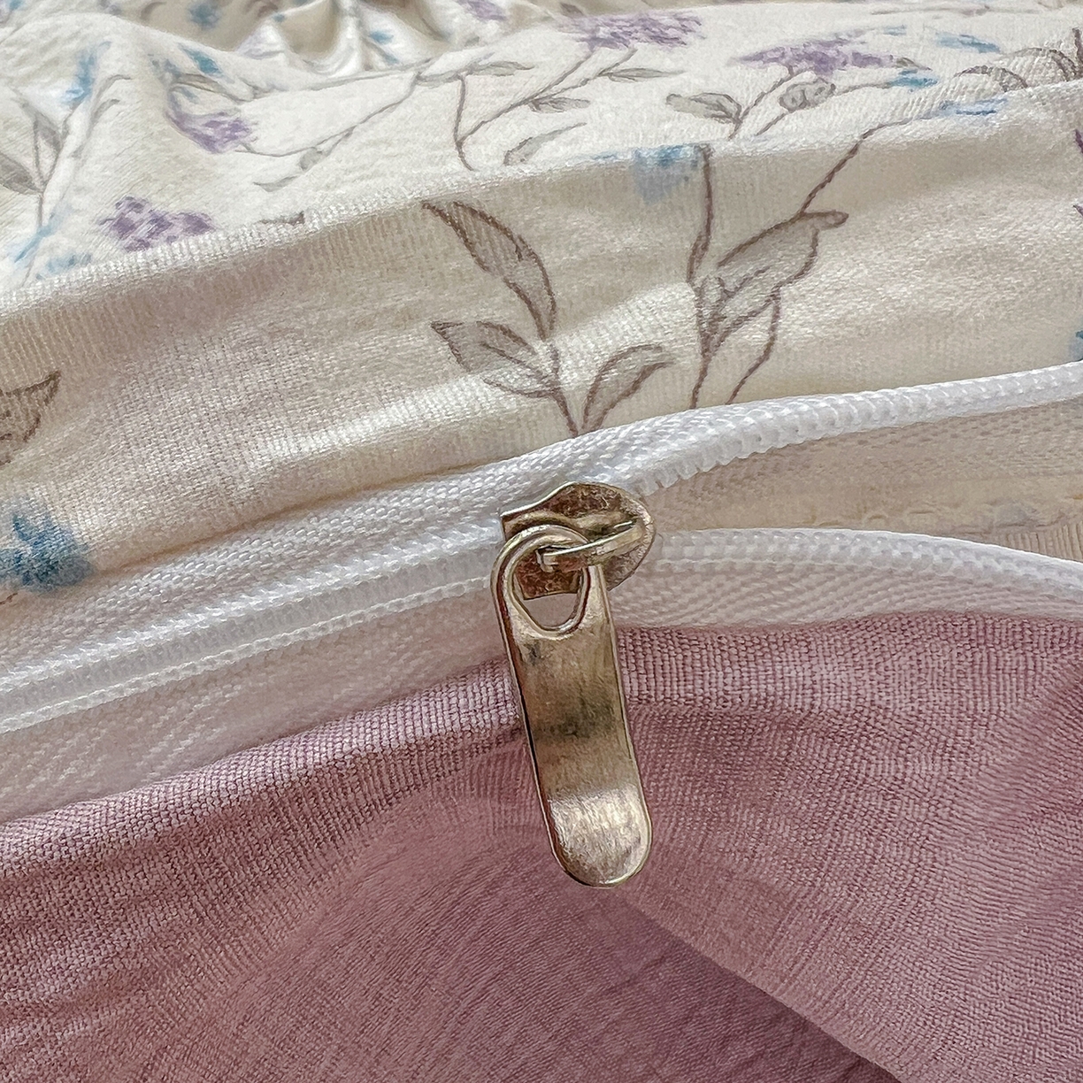 91家纺网 家纺一手货源 找家纺 金梦拉家纺 2026春夏新款云感双层纱皱皱纱系列四件套 春日铃兰