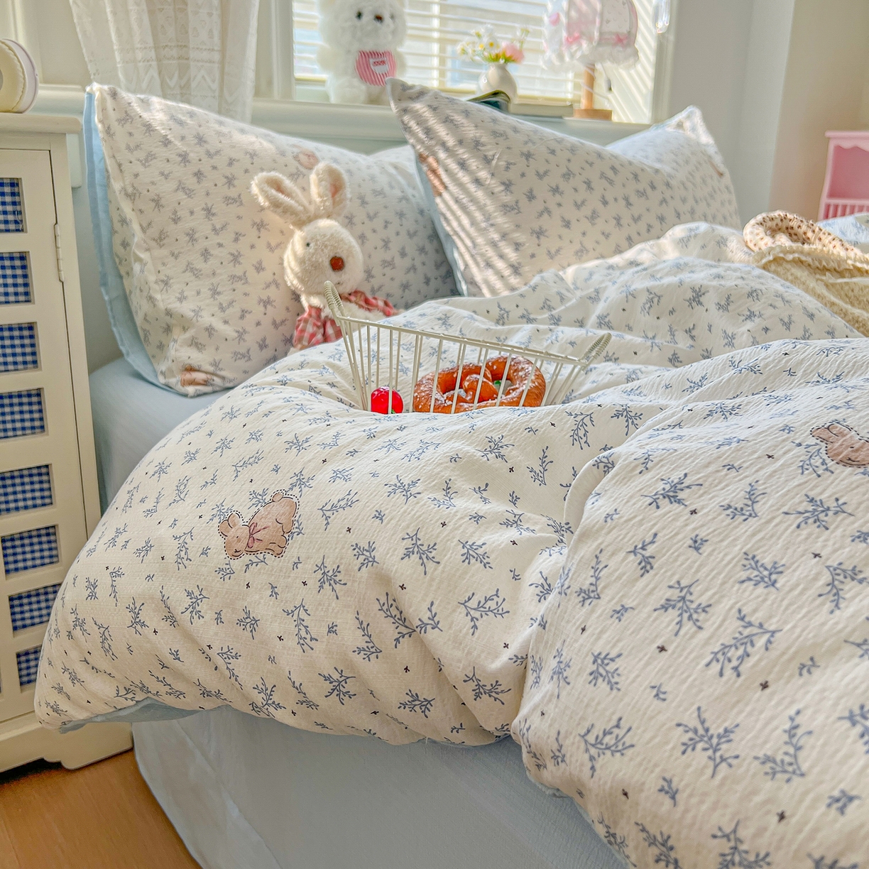 91家纺网 家纺一手货源 找家纺 金梦拉家纺 2026春夏新款云感双层纱皱皱纱系列四件套 丛林兔