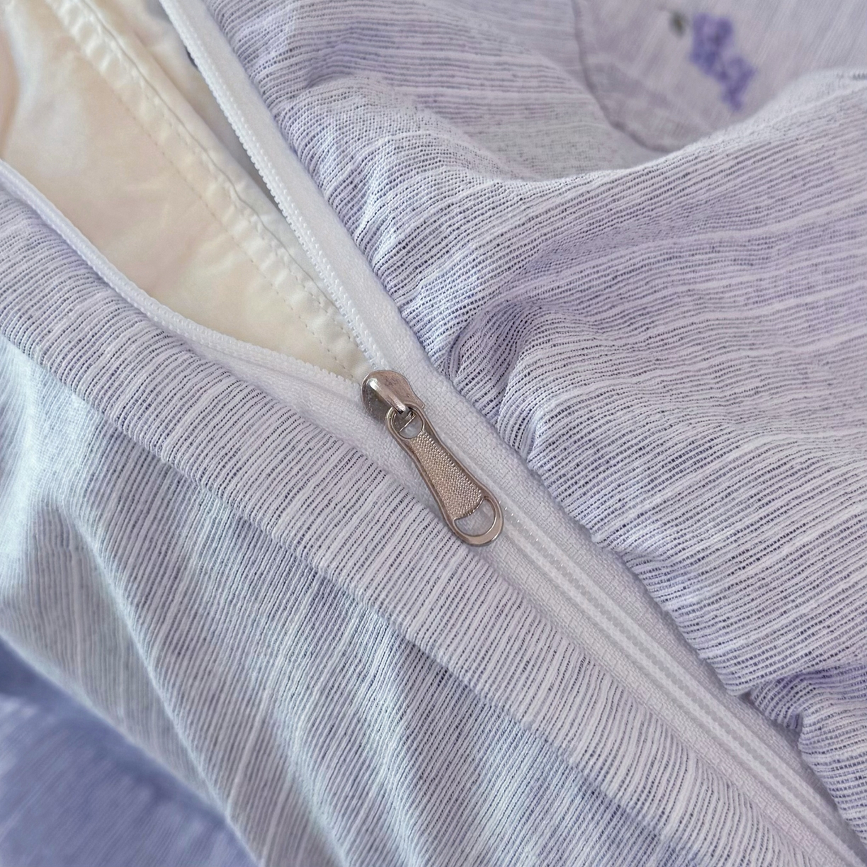 91家纺网 家纺一手货源 找家纺 赛丽雅 2026春夏新款色织提花麻法式花边款四件套 微风知晓