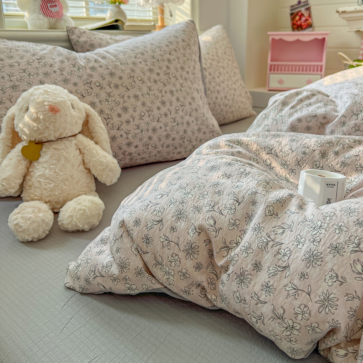 91家纺网 家纺一手货源 找家纺 金梦拉家纺 2026春夏新款云感双层纱皱皱纱系列四件套 花畔里