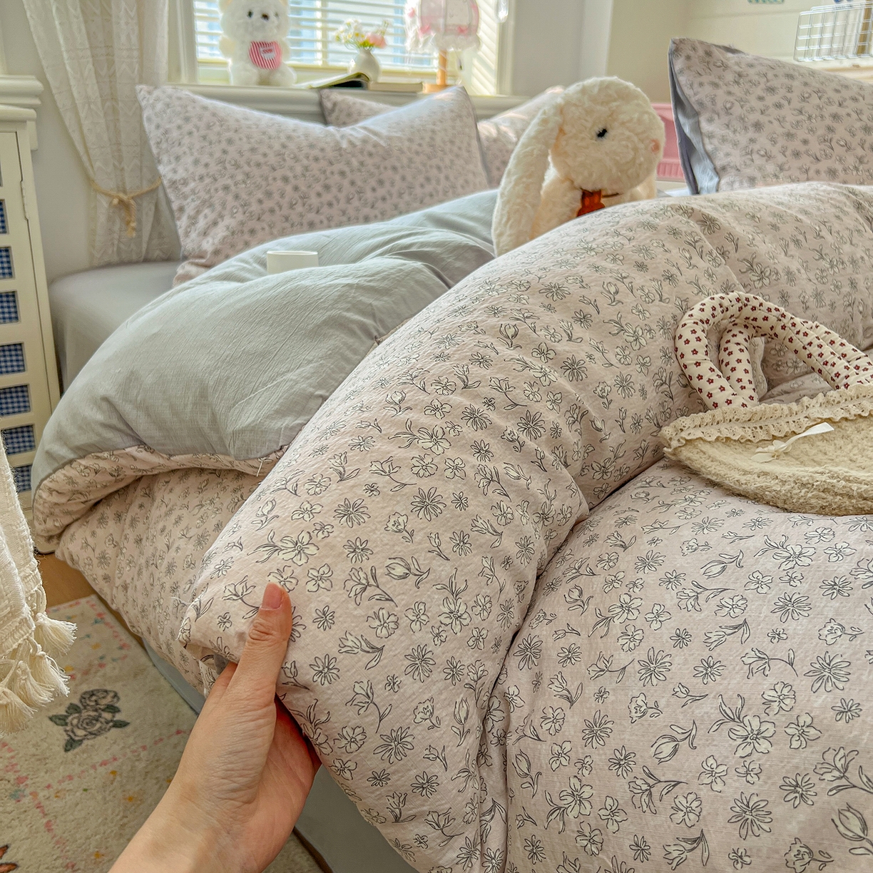 91家纺网 家纺一手货源 找家纺 金梦拉家纺 2026春夏新款云感双层纱皱皱纱系列四件套 花畔里