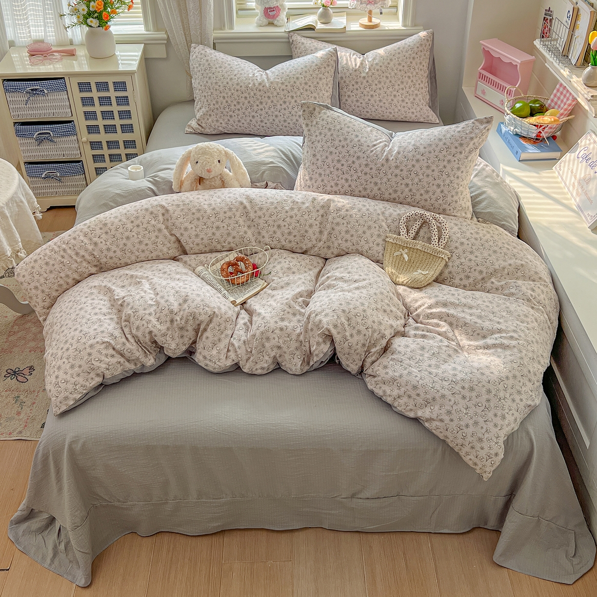 91家纺网 家纺一手货源 找家纺 金梦拉家纺 2026春夏新款云感双层纱皱皱纱系列四件套 花畔里