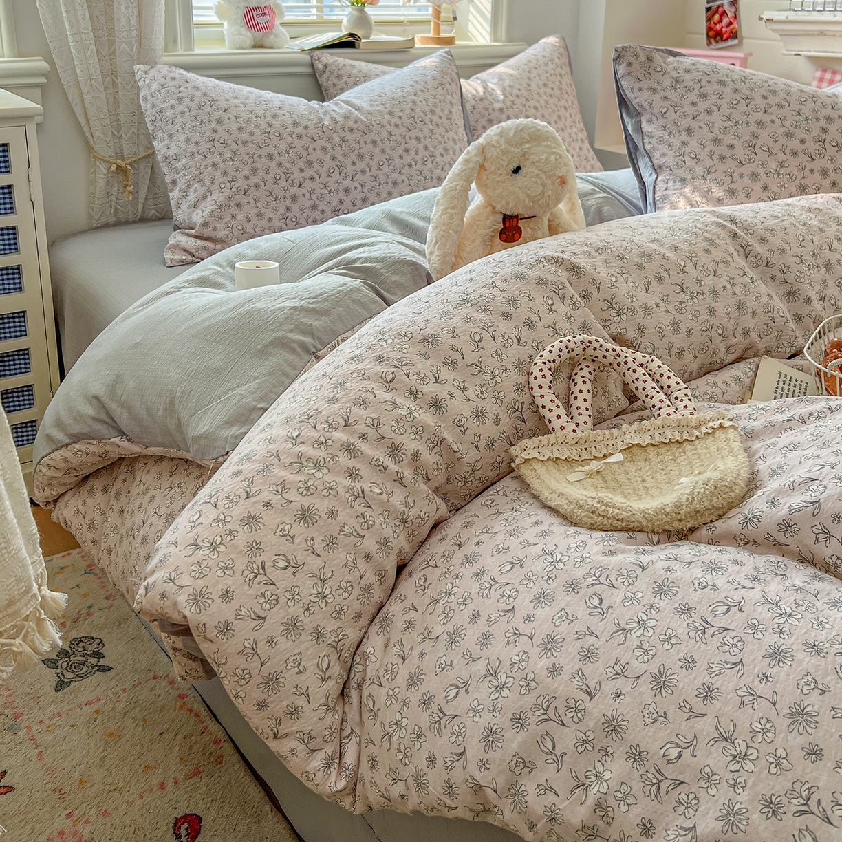 91家纺网 家纺一手货源 找家纺 金梦拉家纺 2026春夏新款云感双层纱皱皱纱系列四件套 花畔里