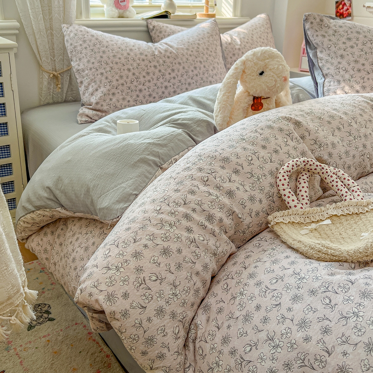 91家纺网 家纺一手货源 找家纺 金梦拉家纺 2026春夏新款云感双层纱皱皱纱系列四件套 花畔里