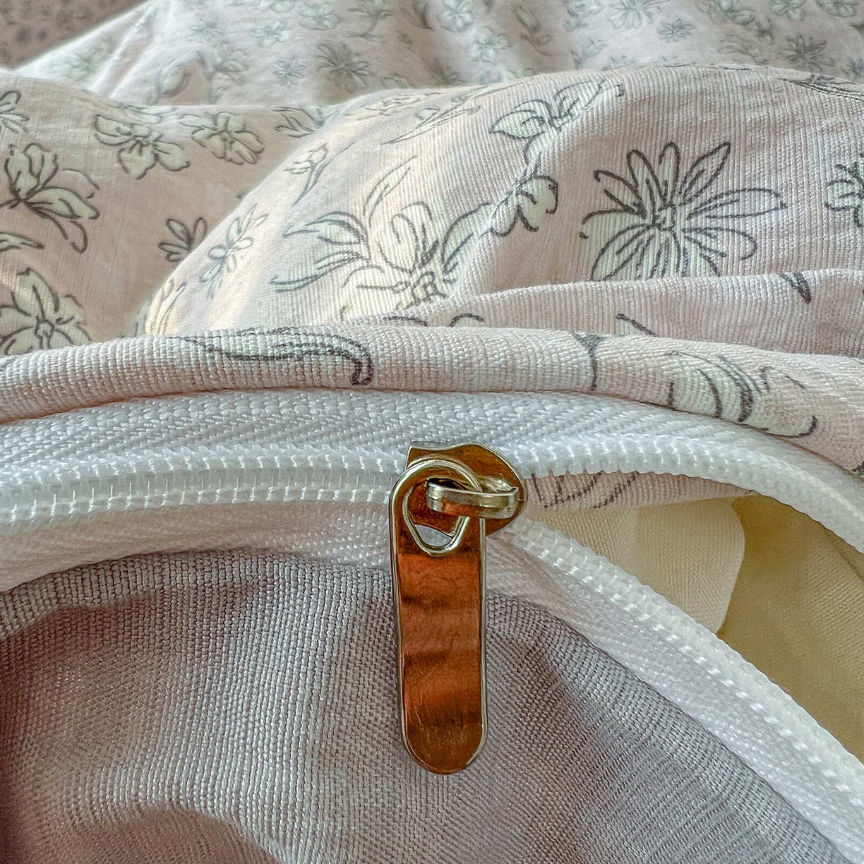 91家纺网 家纺一手货源 找家纺 金梦拉家纺 2026春夏新款云感双层纱皱皱纱系列四件套 花畔里