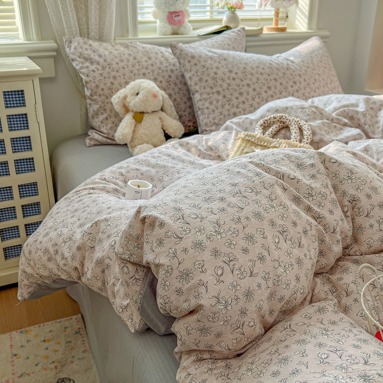 91家纺网 家纺一手货源 找家纺 金梦拉家纺 2026春夏新款云感双层纱皱皱纱系列四件套 花畔里