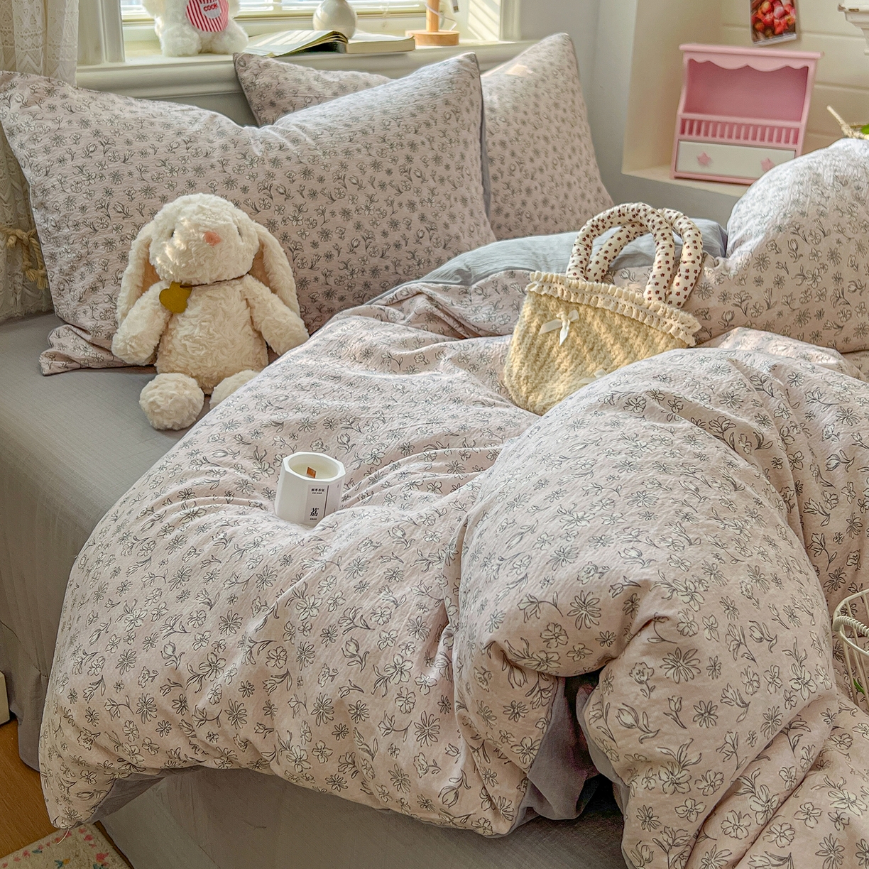 91家纺网 家纺一手货源 找家纺 金梦拉家纺 2026春夏新款云感双层纱皱皱纱系列四件套 花畔里