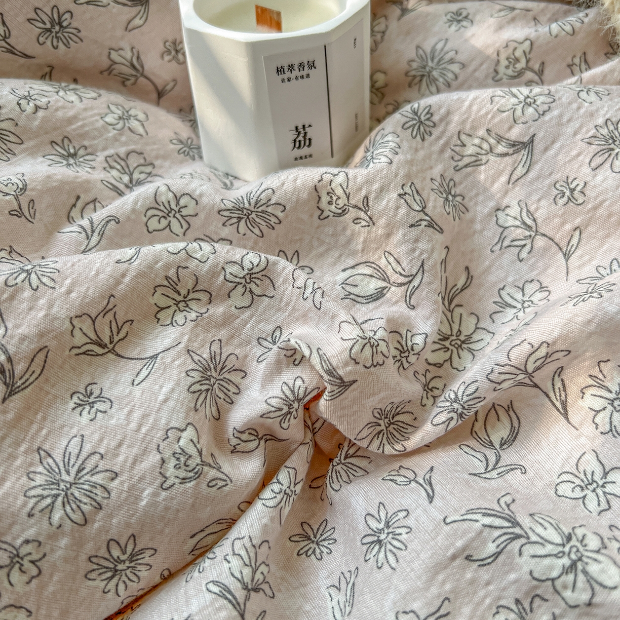 91家纺网 家纺一手货源 找家纺 金梦拉家纺 2026春夏新款云感双层纱皱皱纱系列四件套 花畔里