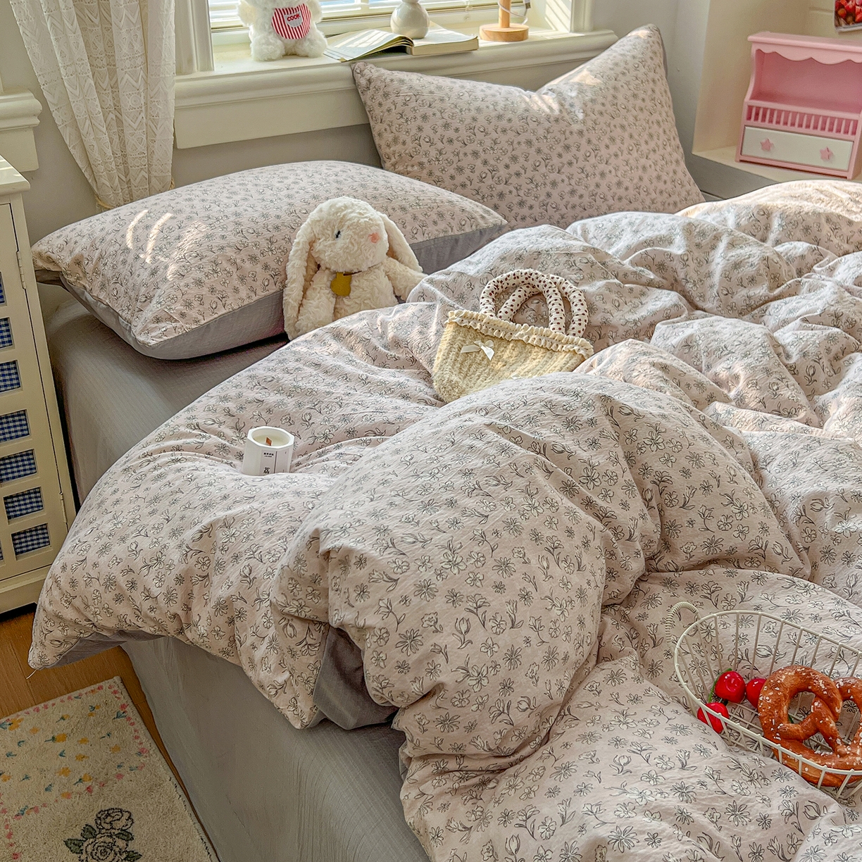 91家纺网 家纺一手货源 找家纺 金梦拉家纺 2026春夏新款云感双层纱皱皱纱系列四件套 花畔里