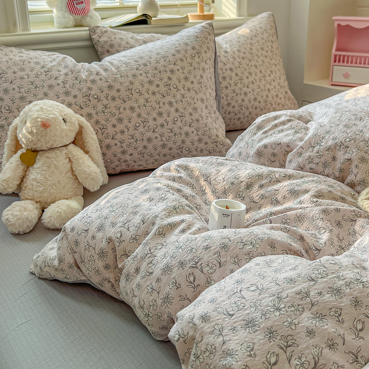 91家纺网 家纺一手货源 找家纺 金梦拉家纺 2026春夏新款云感双层纱皱皱纱系列四件套 花畔里